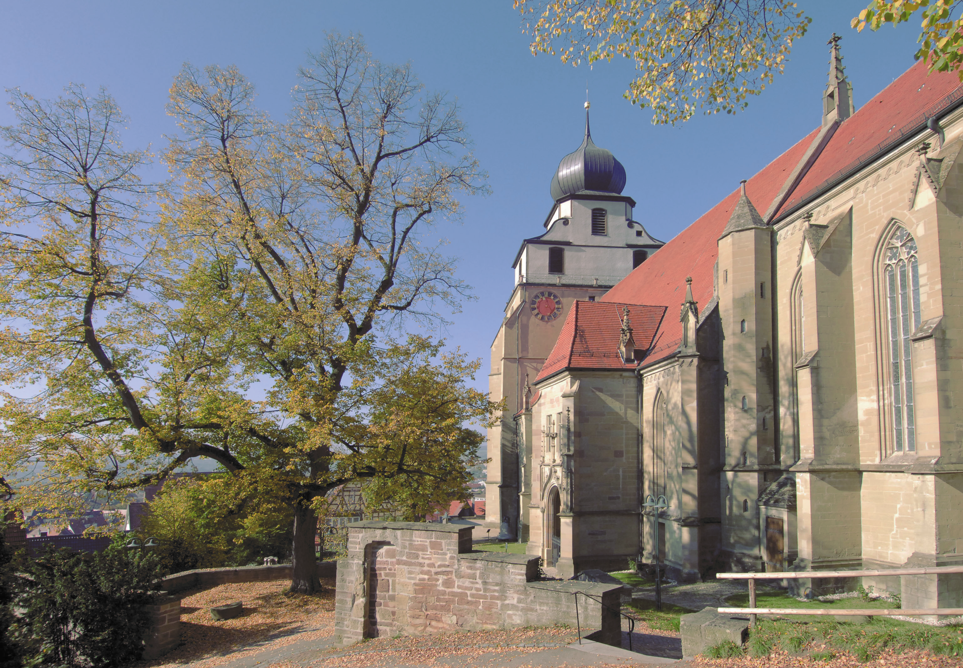 Stiftskirche von aussen bei Sonnenschein
