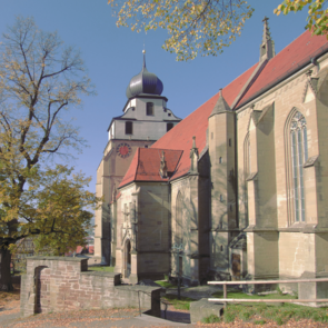 Stiftskirche von aussen bei Sonnenschein