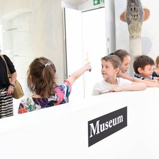 Kinder im Museum