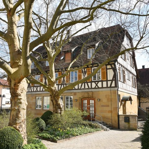 Blick auf das Stadtmuseum. Es ist ein altes Fachwerkgebäude