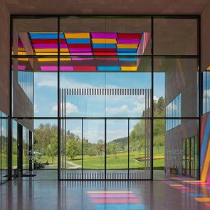 Außenansicht des Museumsgebäudes, Passage mit Photo-Souvenir: Daniel Buren, Broken Square und Projected Colours, works in situ and mobile, 2013