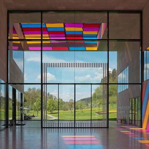 Außenansicht des Museumsgebäudes, Passage mit Photo-Souvenir: Daniel Buren, Broken Square und Projected Colours, works in situ and mobile, 2013