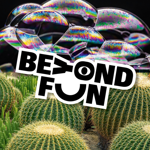 Nahaufnahme von mehreren runden Kakteen mit großen, schillernden Seifenblasen darüber und dem Schriftzug 'BEYOND FUN' in schwarz-weißer Schrift darübergelegt