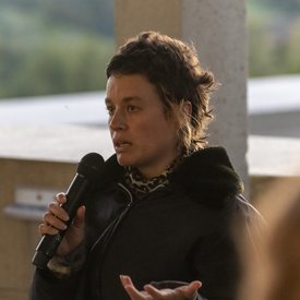 Lucie Schröder auf der Terrasse des Literaturmuseum der Moderne. Sie spricht in ein Mikrofon.
