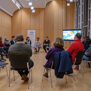Blick über das Publikum hinweg auf das Panel