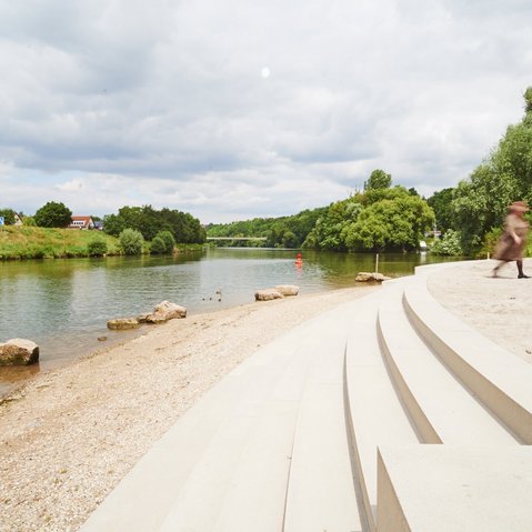 Blick auf die Treppe, den Strand und den Neckar