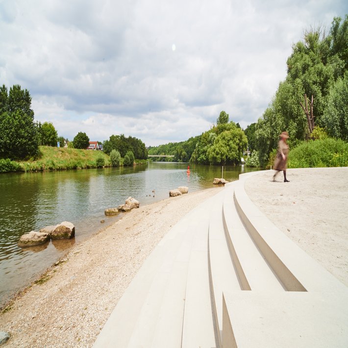 Blick auf die Treppe, den Strand und den Neckar
