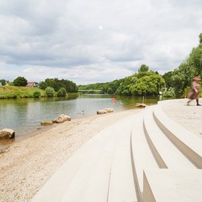 Blick auf die Treppe, den Strand und den Neckar