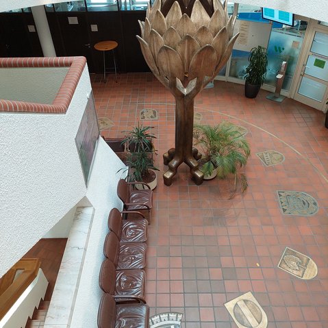 Bronzebaum im Foyer des Rathauses