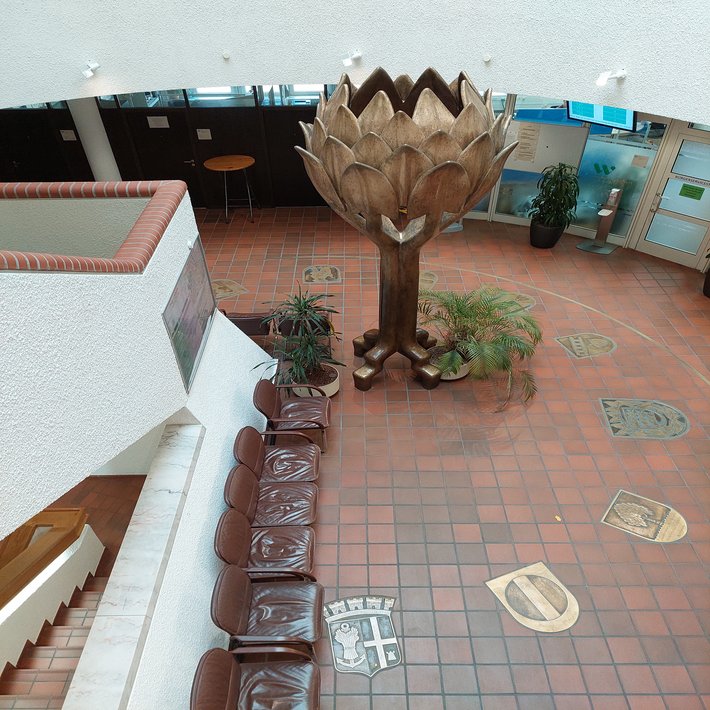 Bronzebaum im Foyer des Rathauses
