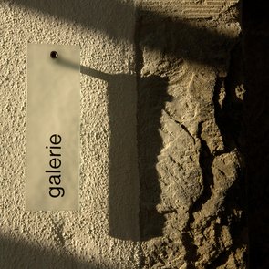 Blick auf das Schild mit der Aufschrift »Galerie« am Mauerwerk der Galerie