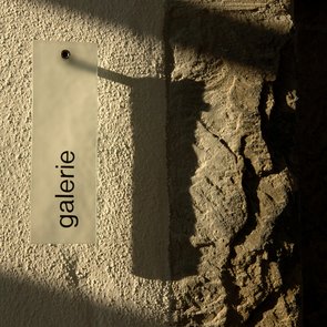 Blick auf das Schild mit der Aufschrift »Galerie« am Mauerwerk der Galerie