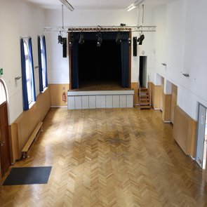 Blick in der Wasenhalle auf die Bühne