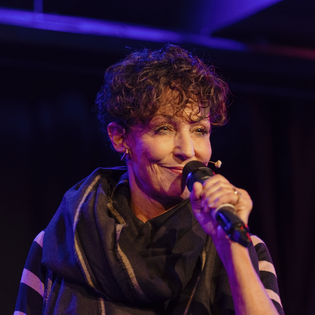 Sandra Kreisler singt mit Mikro in der Hand