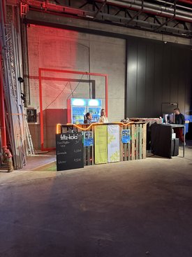 Ein kleiner Verkaufsstand beim "Kunst im Game Symposium" in Stuttgart bietet Getränke an.