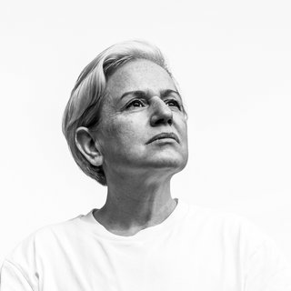 Portrait von Vivian Kanner: Vivian Kann hat einen Kurzhaarschnitt und schaut auf dem Bild leicht nach oben.