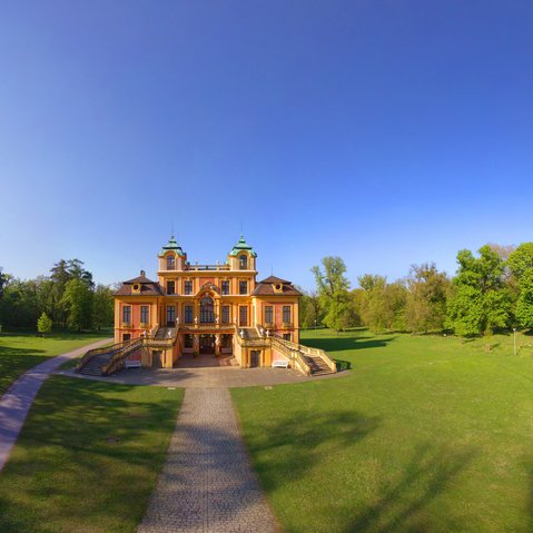 Weg der zum Schloss Favorite führt.