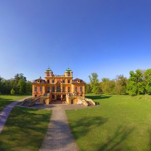 Weg der zum Schloss Favorite führt.