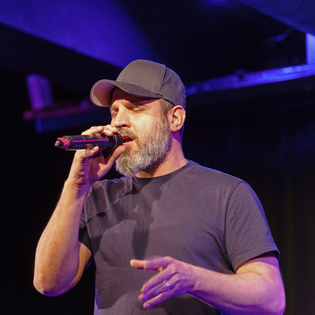 Ben Salomo performt einen seiner Songs