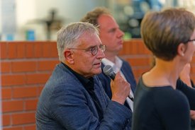 Staatssekretär Arne Braun spricht ins Mikrofon