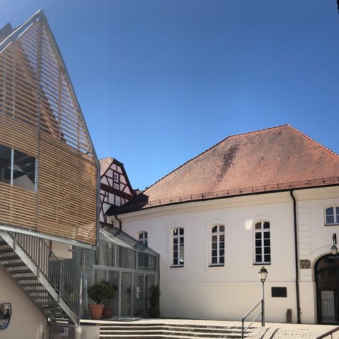 Aussenansicht des Gebäudes. Zu sehen ist ein älteres Gebäude mit einem modernen Anbau.
