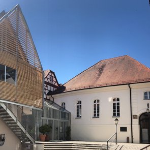 Aussenansicht des Gebäudes. Zu sehen ist ein älteres Gebäude mit einem modernen Anbau.