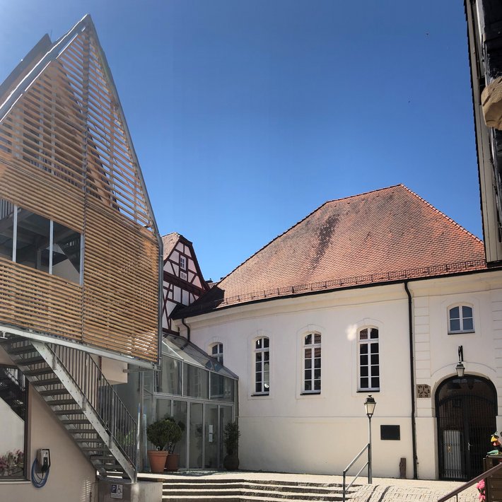 Aussenansicht des Gebäudes. Zu sehen ist ein älteres Gebäude mit einem modernen Anbau.