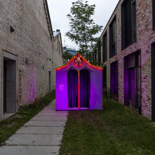 Abschlussfest im Stuttgarter Kunstverein Wagenhalle, Clair Bötschi "Beichtstuhl der Kreativen"