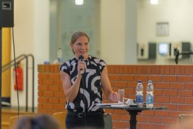 Bettina Pau spricht ins Mikrofon