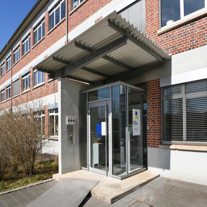 Blick auf den Eingang des Stadtarchivs