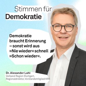Grafik mit dem Titel »Stimmen für Demokratie« vor einem blau-grün changierendem Hintergrund. Im Zentrum steht das Zitat: » Demokratie braucht Erinnerung – sonst wird aus ›Nie wieder‹ schnell ›Schon wieder‹ «. Darunter Name und Titel von Dr. Alexander Lahl.