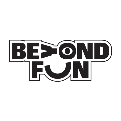 Schwarzes Logo mit dem Schriftzug »BEYOND FUN« mit weißer Kontur und schwarzer Umrandung. Der Buchstabe »E« in »BEYOND« ist als zwinkerndes Auge gestaltet, und das »O« wie ein geöffnetes Auge. 