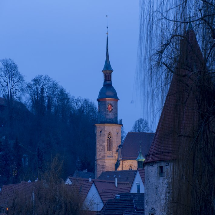 Blick auf den Turm der Stadtkirche bei Dämmerlicht