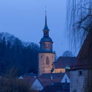 Blick auf den Turm der Stadtkirche bei Dämmerlicht