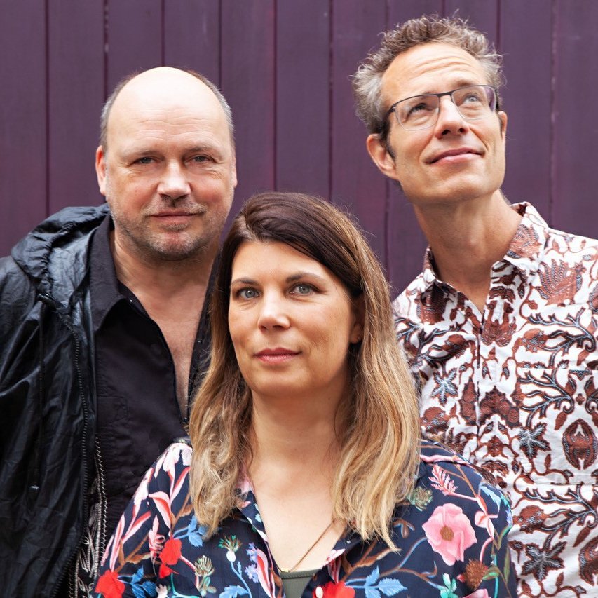 Auf dem Bild zu sehen sind die Künstler*innen Helgard Haug, Stefan Kaegi und Daniel Wetzel