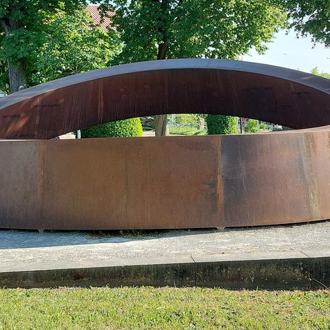 Skulptur der gebrochene Ring