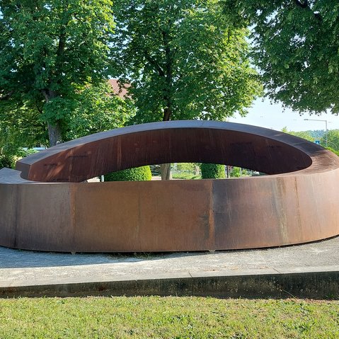 Skulptur der gebrochene Ring