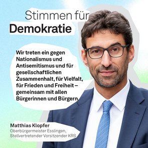 Grafik mit dem Titel »Stimmen für Demokratie« vor einem blau-grün changierendem Hintergrund. Im Zentrum steht das Zitat: »Wir treten ein gegen Nationalismus und Antisemitismus und für gesellschaftlichen Zusammenhalt, für Vielfalt, für Frieden und Freiheit - gemeinsam mit allen Bürgerinnen und Bürgern.« Darunter Name und Titel von Matthias Klopfer.