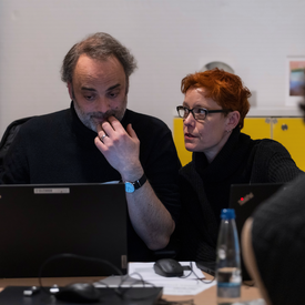 Mehrere Personen arbeiten an der Plattform Jewish Places