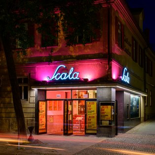 Scala von aussen bei Nacht. Bunt beleuchtet.