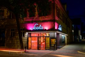 Scala von aussen bei Nacht. Bunt beleuchtet.