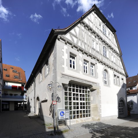 Aussenansicht des Fachwerkgebäudes vor blauem Himmel