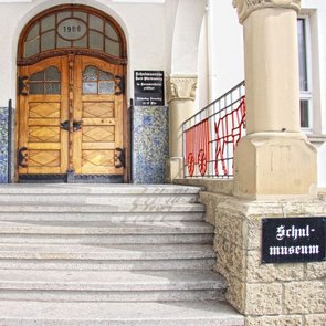 Blick auf das schön gestaltete Eingangsportal des Schulmuseums