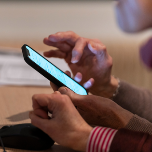 Recherchearbeit am Handy