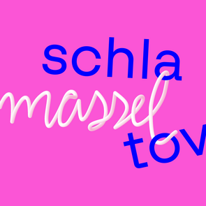 Grafik: Schriftzug »Schlamassel Tov – wie deutsch ist jüdisch« auf pinkem Hintergrund. Der Begriff Schla massel Tov ist dabei auf drei Ebenen und farblich unterschiedlich dargestellt: »schla« und »tov« sind in einem Blauton gehalten. »massel« in einem dreidimensional anmutenden Weiß, das an eine Nudel erinnern soll. Das »massel« schlängelt sich um das »a« aus »schla« und das »o« aus »tov«