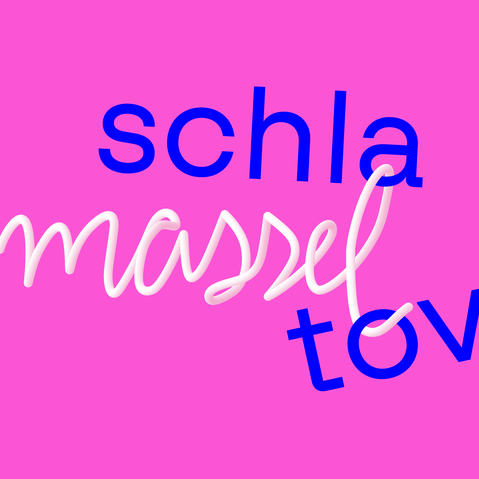 Grafik: Schriftzug »Schlamassel Tov – wie deutsch ist jüdisch« auf pinkem Hintergrund. Der Begriff Schla massel Tov ist dabei auf drei Ebenen und farblich unterschiedlich dargestellt: »schla« und »tov« sind in einem Blauton gehalten. »massel« in einem dreidimensional anmutenden Weiß, das an eine Nudel erinnern soll. Das »massel« schlängelt sich um das »a« aus »schla« und das »o« aus »tov«