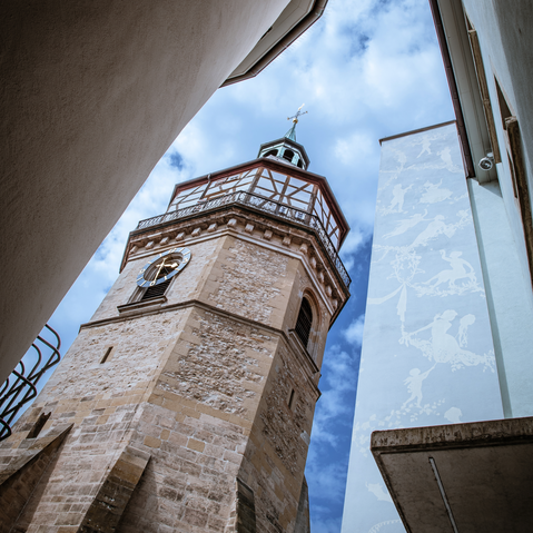 Blick zwischen zwei Häusern hindurch auf den Turm