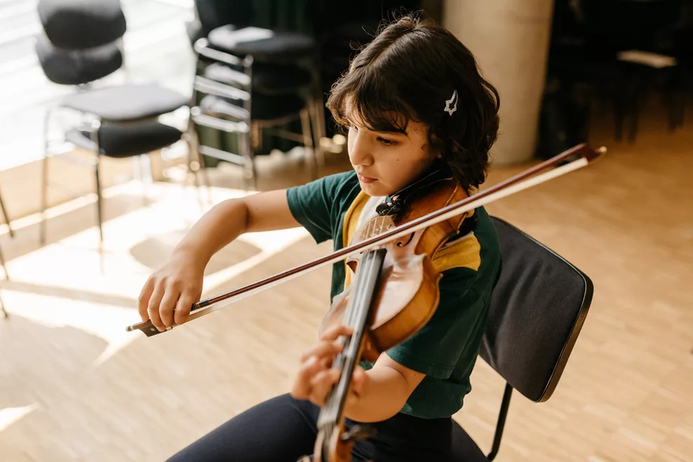 Ein Kind spielt Geige