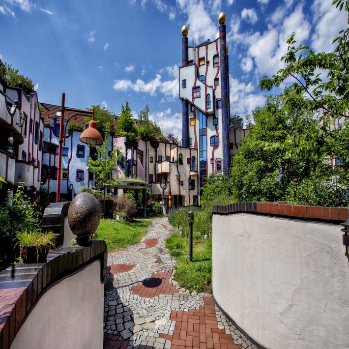 Blick auf die Gebäude und den Hof des Hundertwasser-Hauses
