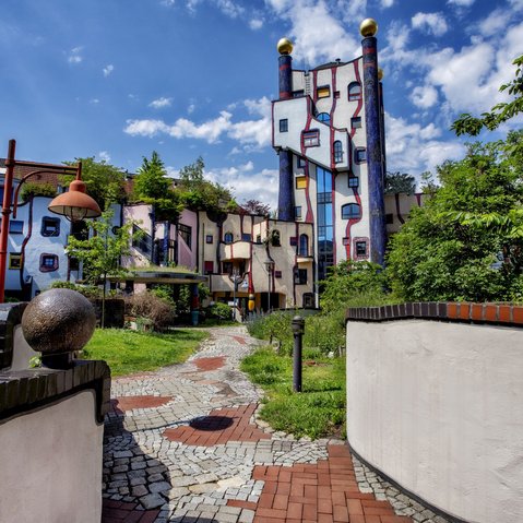 Blick auf die Gebäude und den Hof des Hundertwasser-Hauses